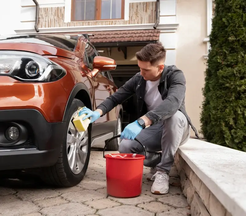 Lavage auto à domicile Reignier-Ésery : professionnel intervenant sur un véhicule